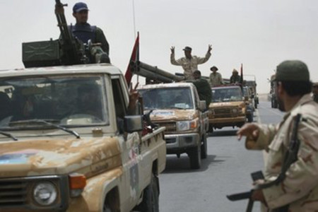 Một đoàn xe của phe đối lập tại Libya tiến vào thành phố