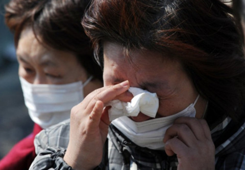 Hai chị em này khóc nức nở khi thi thể của mẹ họ, một cụ bà 85 tuổi, được tìm thấy trong ngôi nhà đổ ở tỉnh Iwate ngày 29/3. Ảnh: AFP