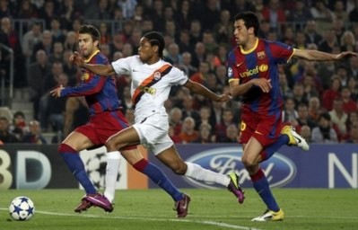 Adriano (áo trắng) có hai lần suýt ghi bàn vào lưới Barca ở trận lượt đi giữa tuần trước.