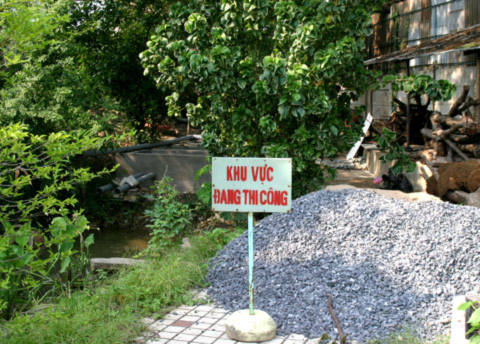 Khu vực hồ nước đang thi công, nằm ngoài khu vực tham quan của khách. Ảnh: An Nhơn.