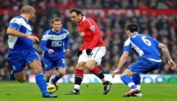 Berbatov vắng mặt trong trận gặp Schalke