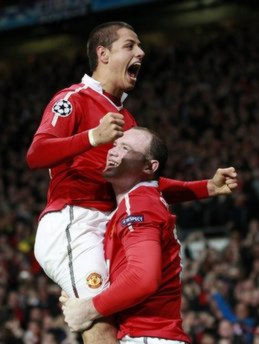 Hai ngòi nổ trên hàng công của MU hiện nay, Chicharito (trái) và Rooney.