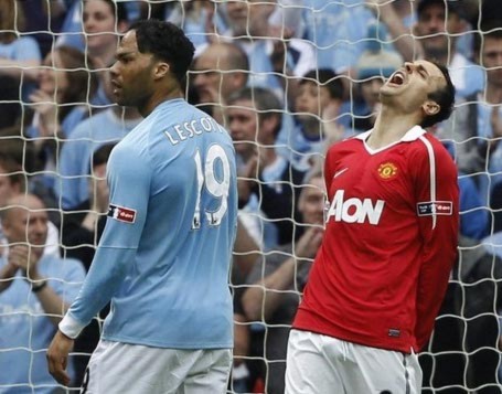 Berbatov vô duyên đến kỳ lạ trong trận MU thua Man City 1-2.
