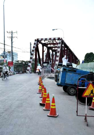 Hiện đơn vị xây dựng Cầu Đỏ mới sẽ tiến hành đo đạc, sửa chữa nhằm thông xe trở lại.