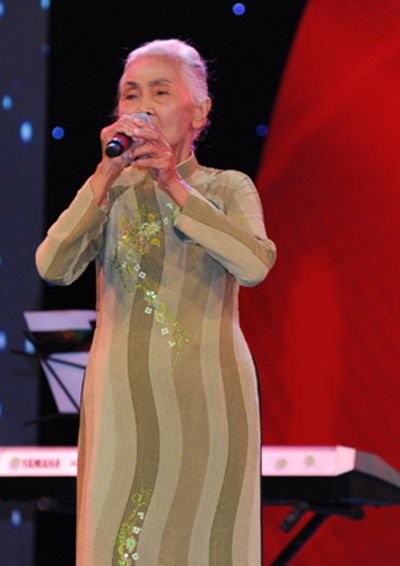 Ở tuổi 74, cụ Lê Thị Nhung thể hiện chất giọng truyền cảm trên sân khấu cuộc thi 'Tiếng hát mãi xanh'. Ảnh: Nguyễn Bá Ngọc.