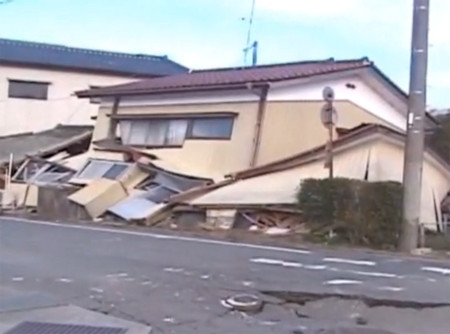 Một ngôi nhà sập sau trận động đất sáng nay tại Nhật Bản. Ảnh: CNN.