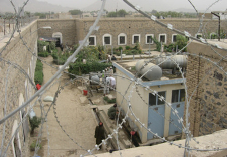 Một nhà tù tại Kandahar, phía xa là rặng núi do Taliban kiểm soát. Ảnh: Cbcnews