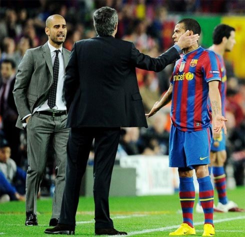 Quan hệ c Guardiola và Mourinho dần căng thẳng theo các trận đọ sức liên tiếp giữa hai đội dịp này. Ảnh: AFP.
