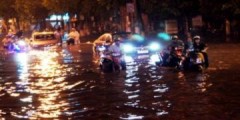 Hàng loạt xe kẹt trong 'biển nước' sau mưa lớn