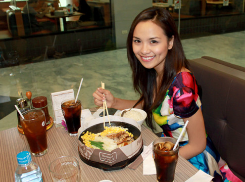 Hoa hậu thưởng thức các món ăn Thái Lan