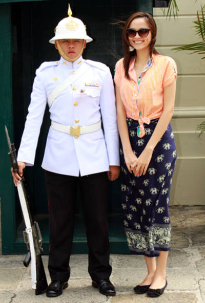 Diễm Hương chụp ảnh bên cạnh cạnh anh lính tại cung điện của Quốc vương Thái