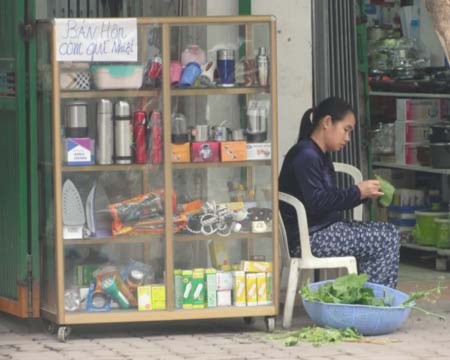 Các loại hộp cơm được bán phổ biến ở nhiều cửa hàng, siêu thị và các chợ. Ảnh: Xuân Ngọc
