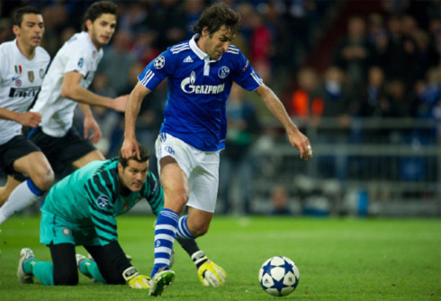 Kinh nghiệm và chất quái của Raul (áo xanh) là nhân tố đem lại sự khác biệt quan trọng cho Schalke ở lượt về. Ảnh: AFP.