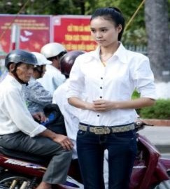 Lan Ngọc tham gia hướng dẫn giao thông