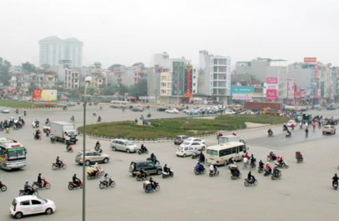 Trước tình trạng, bùng binh quá rộng, các xe liên tục giành đường, gây ùn tắc giao thông và tai nạn, Sở Giao thông Vận tải Hà Nội đã đặt một vòng xuyến hình bầu dục theo hướng đường Nguyễn Trãi.