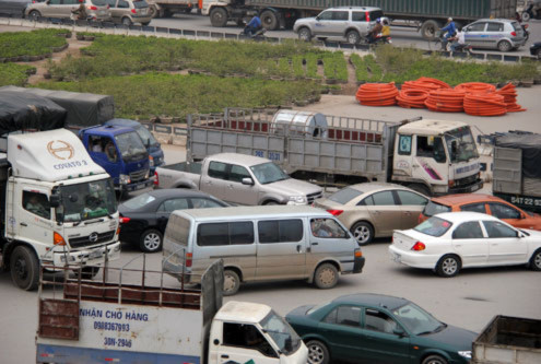 Nguyên nhân là vì bùng binh chắn gần hết làn đường Nguyễn Trãi nên các xe chạy hướng Hà Đông - Ngã Tư Sở khi chạy đến gần sát bùng binh