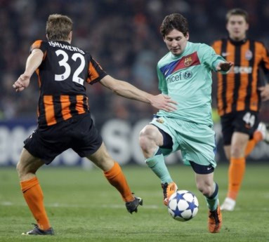 Các hậu vệ Shakhtar không thể cản được Messi lập kỷ lục mới.