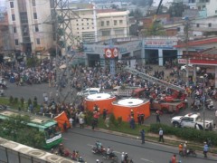 Nam thanh niên trèo ngọn cột điện cao thế làm "xiếc"