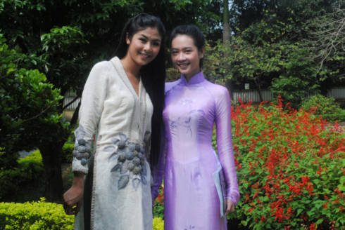 Ngọc Hân gặp lại cô bạn cùng thi hoa hậu Tôn Nữ Na Uy tại Huế.