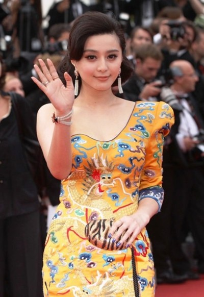 Phạm Băng Băng mặc váy rồng phượng tại Cannes năm ngoái.