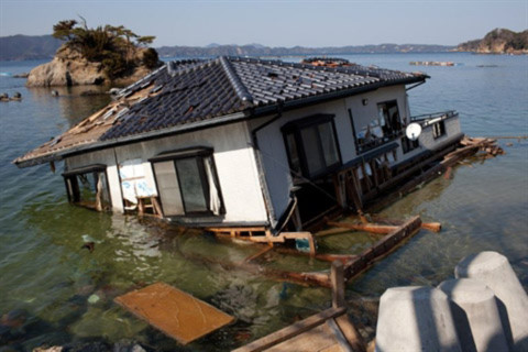 Một ngôi nhà bị trôi trong sóng thần ở Onagawa, tỉnh Miyagi. Ảnh: AFP.