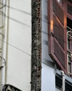 'Thần đèn' cứu chữa ngôi nhà 5 tầng bị nghiêng