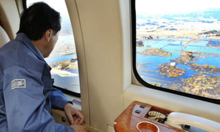 Thủ tướng Naoto Kan đi máy bay thị sát các vùng chịu ảnh hưởng thảm họa. Ảnh