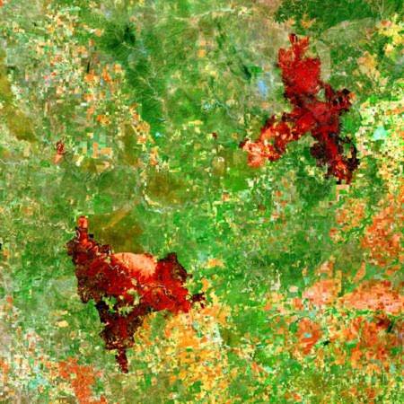 Phần màu đỏ là những đám cháy rừng ở miền tây bắc bang Texas. Hình ảnh này được chụp từ vệ tinh của NASA vào ngày 18/4 vừa qua. Hai đám cháy ở bang Texas đã thiêu trụi hơn 113.312 ha rừng ở khu vực này.