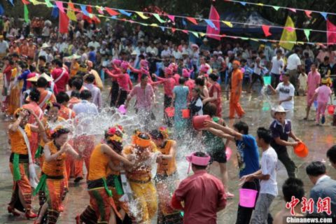 Tưng bừng lễ hội té nước tại châu Á