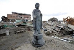 Tượng Phật đứng vững giữa đống đổ nát sau sóng thần