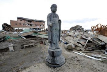 Tượng Phật đứng vững giữa đống đổ nát sau sóng thần - Tin180.com (Ảnh 1)