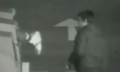 Video giải thoát tên trộm mắc kẹt trong thùng quần áo
