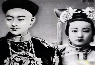 Ai đẩy ái phi triều Thanh xuống giếng?