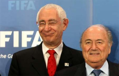 Triesman (trái) bên cạnh Chủ tịch FIFA Blatter.