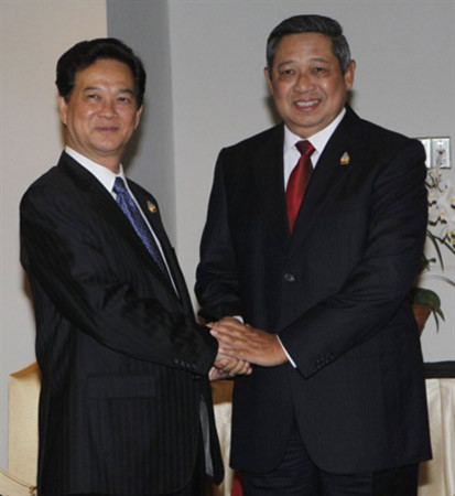 Tổng thống Indonesia Susilo Bambang Yudhoyono (phải) và Thủ tướng Việt Nam Nguyễn Tấn Dũng tại hội nghị thượng đỉnh ASEAN. Ảnh: AFP.