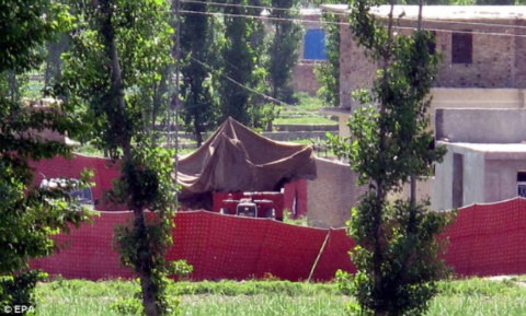 Một góc khu nhà Osama bin Laden ẩn náu cùng người vợ trẻ nhất và tay chân thân tín tại thị trấn Abbottabad của Pakistan. Ảnh: EPA.
