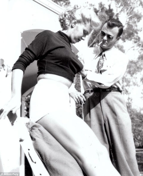 Theo Streets, khả năng lớn nhất là những bức hình được chụp vào năm 1950, ở Los Angeles, khi Monroe vẫn còn chưa nổi danh sau các vai nhỏ trong phim 