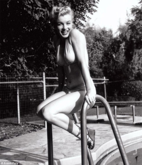 Phong bì còn lại gồm khoảng 70 bức ảnh về nữ diễn viên Jayne Mansfield.