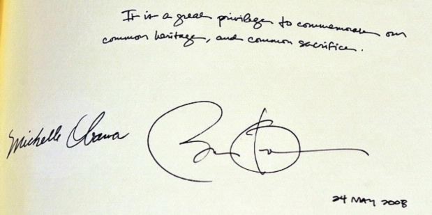 Chữ ký của Obama giống… khủng long đang giỡn bóng?
