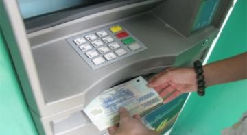 Chưa tăng phí rút tiền ATM ngoại mạng