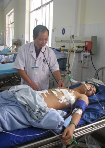 Bệnh nhân đã được chuyển sang phòng Hồi sức cấp cứu để điều trị. Ảnh: Quốc Dũng