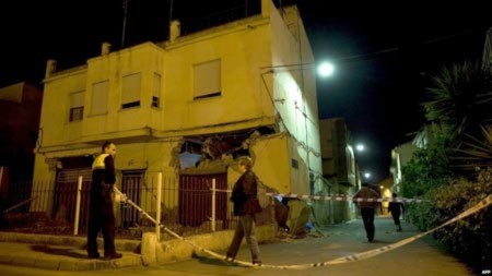 Một ngôi nhà hư hại sau động đất tại thành phố cổ Lorca. Ảnh: AFP.