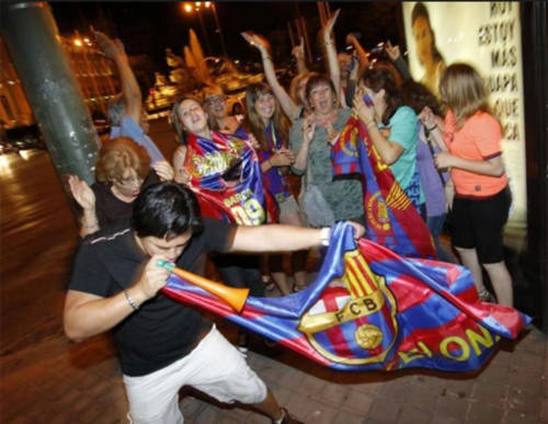 Fan Barca đổ máu vì ăn mừng quá khích