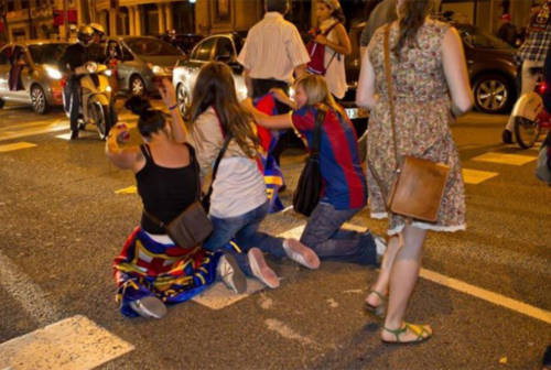 Fan Barca đổ máu vì ăn mừng quá khích