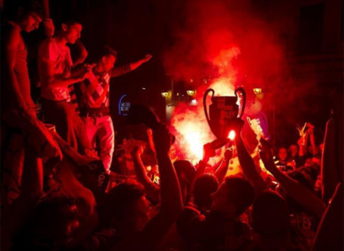 Fan Barca đổ máu vì ăn mừng quá khích