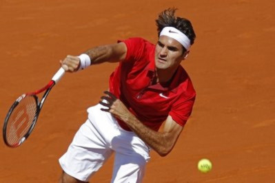 Roger Federer giao bóng về phía Teixeira.