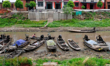 Hàng trăm thuyền, bè của người dân mắc cạn