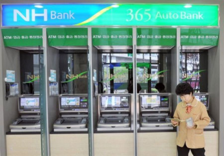 Rất nhiều người dân Hàn Quốc đầu tháng này không thể sử dụng được dịch vụ ở các cây ATM của ngân hàng Nonghyup. Ảnh: AFP