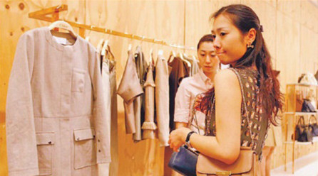 Một khách hàng đang mua sắm tại cửa hàng của hãng thời trang Pháp Chloe ở Thượng Hải. Ảnh: China Daily