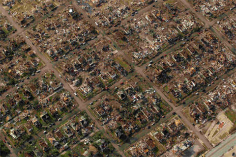 Ở khu vực này của Joplin, không có một ngôi nhà nào còn nguyên vẹn sau khi cơn lốc xoáy đi qua. Ảnh: AP
